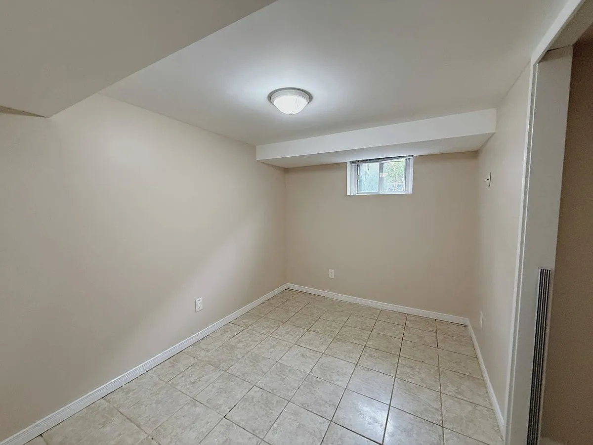 Building Photo - 220 Ellington Dr #BASEMENT