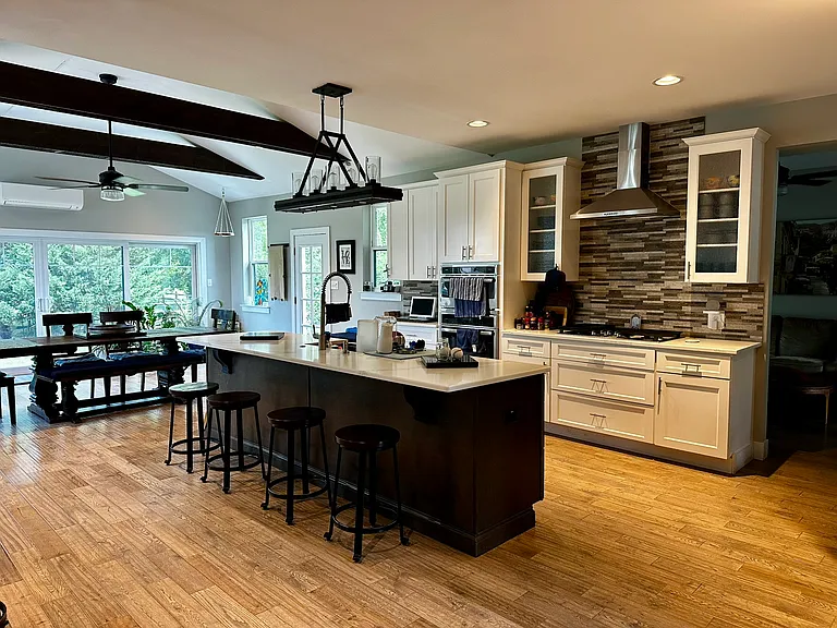 Spacious eat in kitchen, great for entertaining.