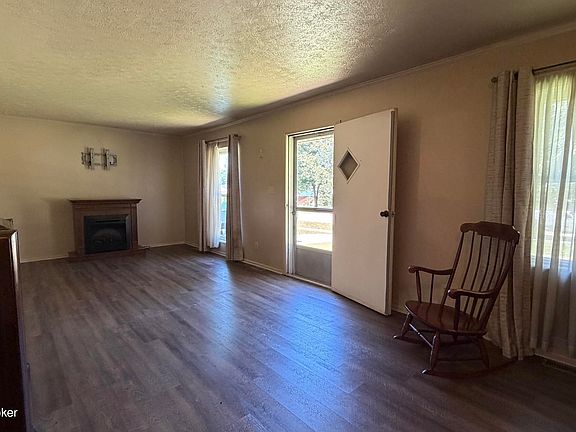 2nd image of 105 Barberry Ln