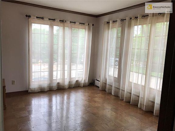 Sun room with Parquet floors