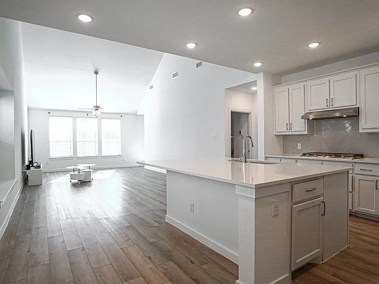 2420 Green River Rd — Photo 4