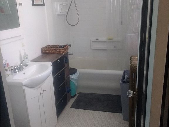 4th image of 407 NE 45th St