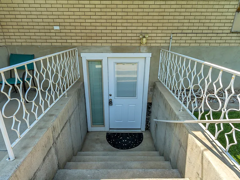 256 N 300 W — Photo 3