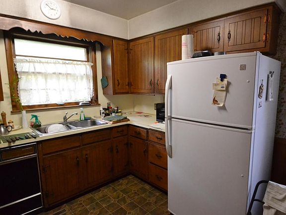 3rd image of 1687 32nd St SE