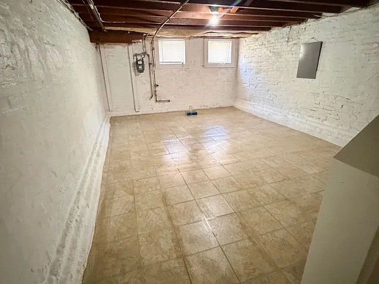 411 E Lorraine Ave — Photo 2