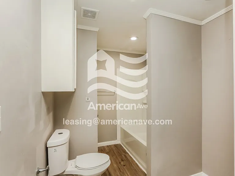 1902106_010_wm_-_main_bathroom_13457252.jpg