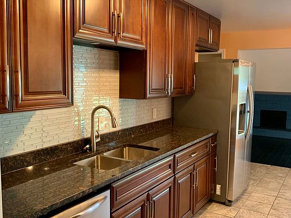 3rd image of 16836 Ellis Ct