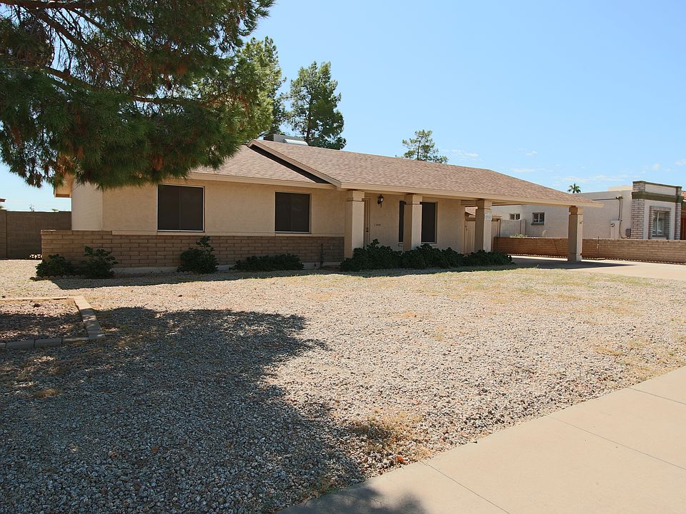 Front of 2951 E Bloomfield 