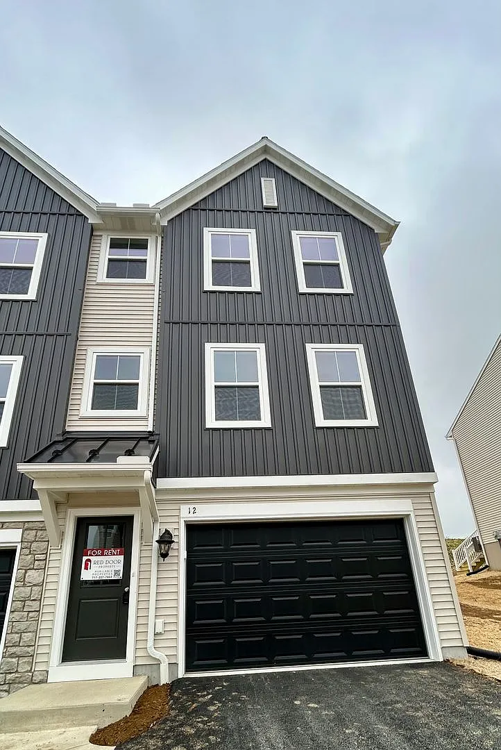 New End of row townhome 3 bed, 2.5 bath in Carlisle — Photo 1