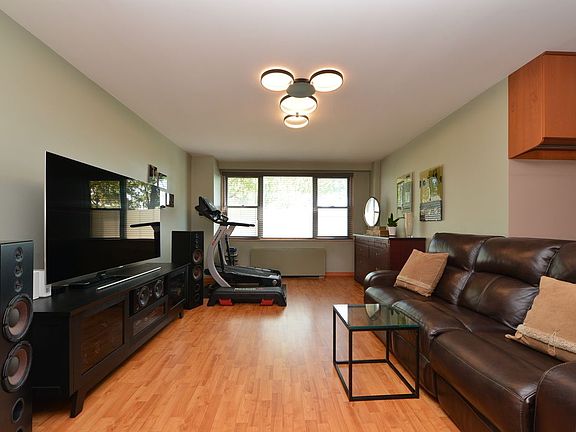 5th image of 6120 Grand Central Pkwy APT A109