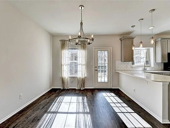 5th image of 320 Pine Isle Ct