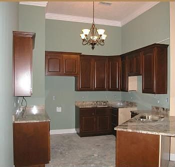 4th image of 421 Suzanne Ave