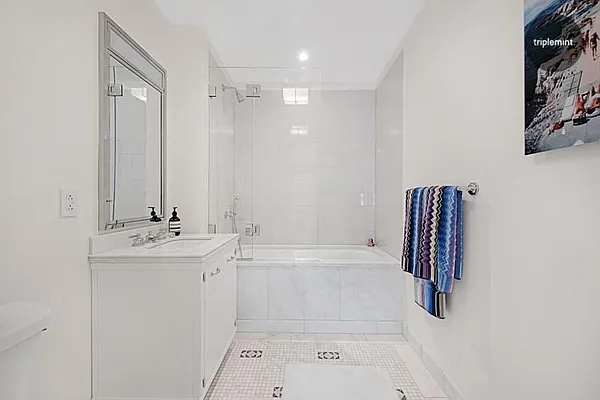 Sold by Triplemint | media 34