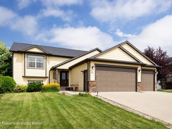 1182 25th St W, Dickinson, ND 58601
