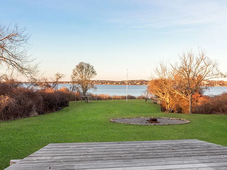100 Old West Lake Dr — Photo 2