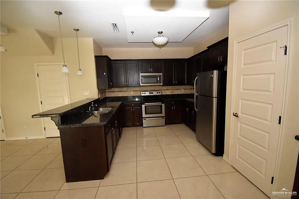 2 bed, 2.5 bath, 4740 sqft, $900 — Photo 2