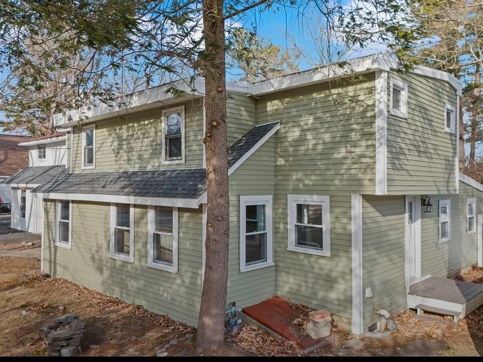 Entrance and ftont of the appartment, small space outside to enjoy summer times.
