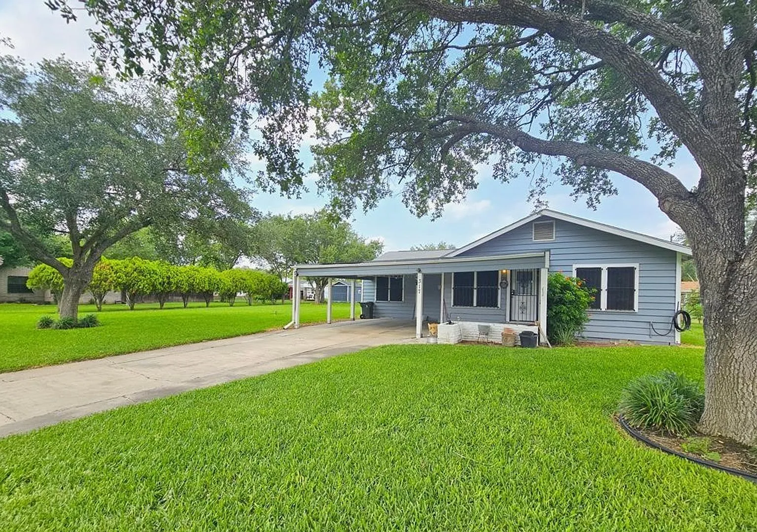 Cute 3bd/2bth Home On A Huge Lot In la Feria - Lawncare Included! — Photo 1