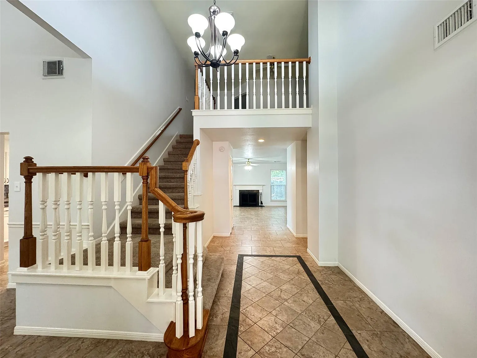 4 bed, 2.5 bath, 2286 sqft, $2,300 — Photo 2
