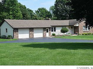 3 Maplegrove Dr, Churchville, NY 14428