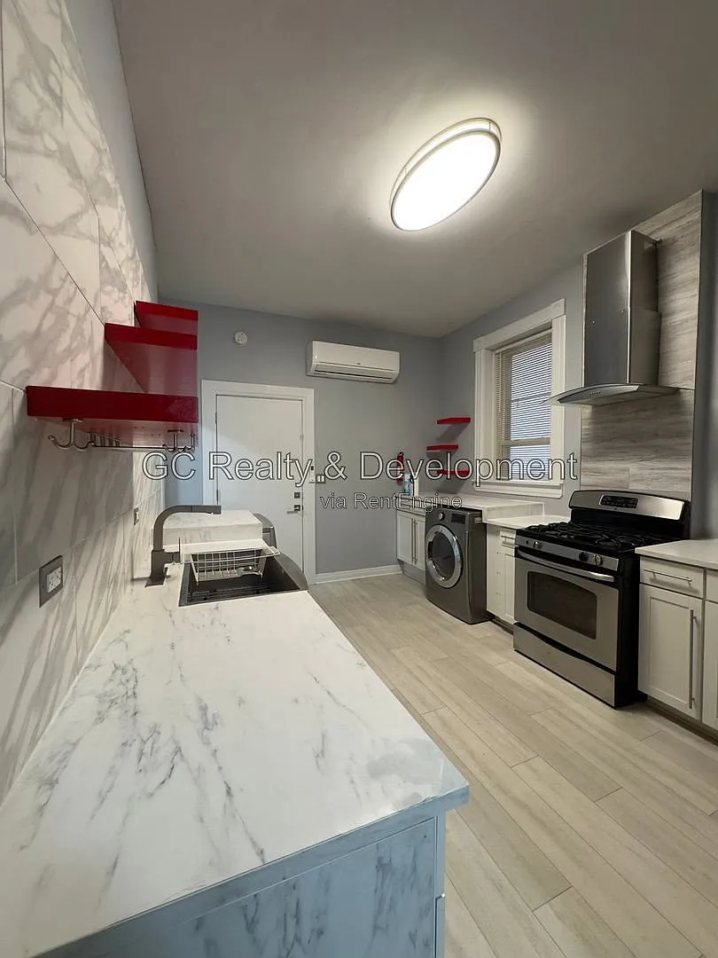 3 bed, 1.0 bath, 800 sqft, $1,900 — Photo 2