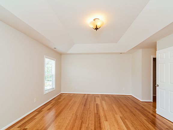 4th image of 216 Stoney Dr
