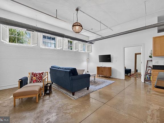 3rd image of 440 12th St NE APT 9