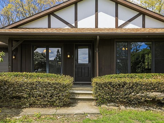 3rd image of 1085 Sprague Rd