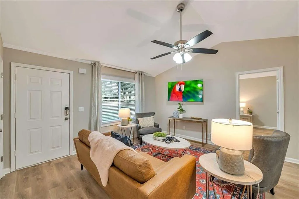 4 bed, 2.0 bath, 2000 sqft, $5,995 — Photo 2