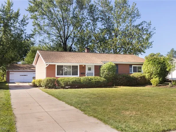 24779 Fawn Dr, North Olmsted, OH 44070
