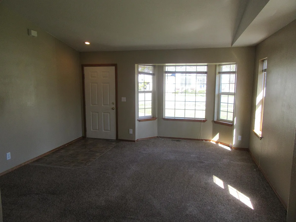 Building Photo - 1211 E Elderberry Cir