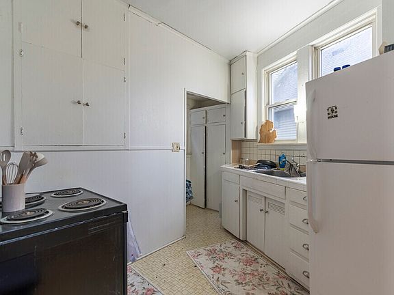 3rd image of 812 Mary St APT 2