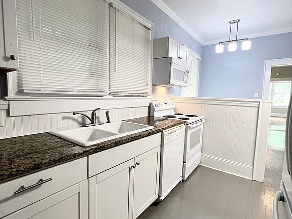 3rd image of 121 W Bell St