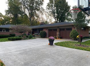 90 S Meadow Dr, Orchard Park, NY 14127
