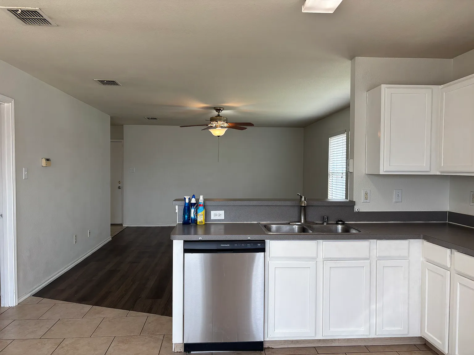 3 bed, 1249 sqft, $1,880 — Photo 3
