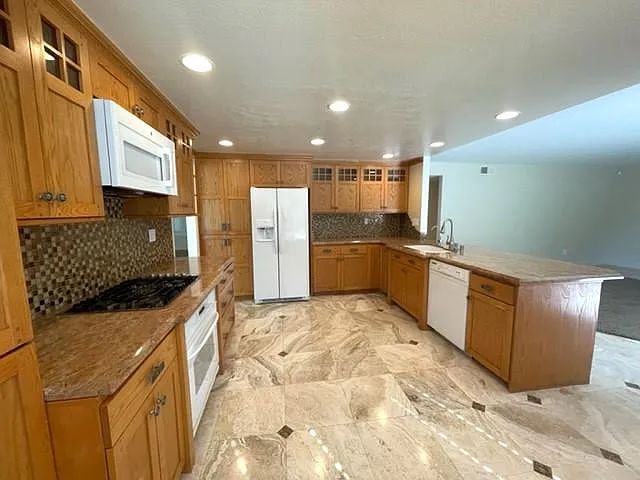 5 bed, 2.5 bath, 2766 sqft, $5,600 — Photo 3