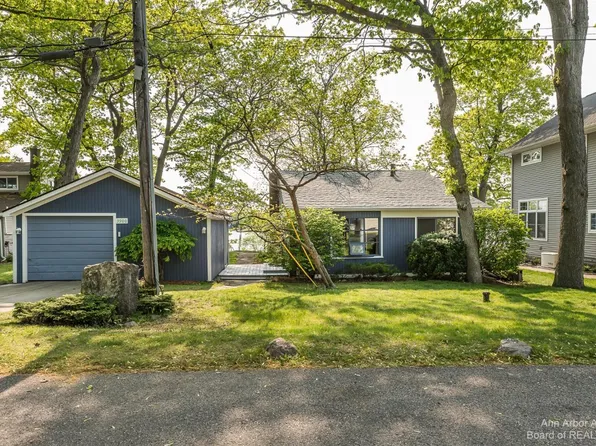 3900 Highcrest Dr, Brighton, MI 48116