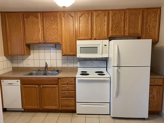 4th image of 421 Burlington Ave APT 5
