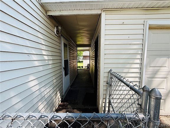 4th image of 5 Woodcrest Dr