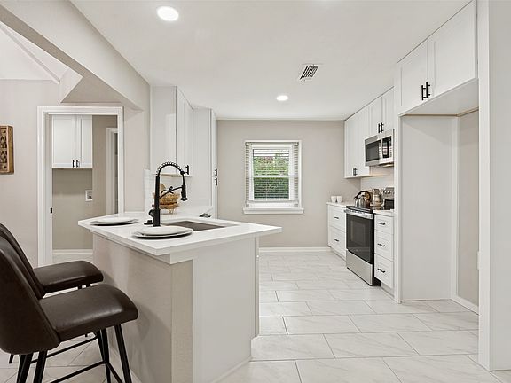 3rd image of 1912 Camden Way