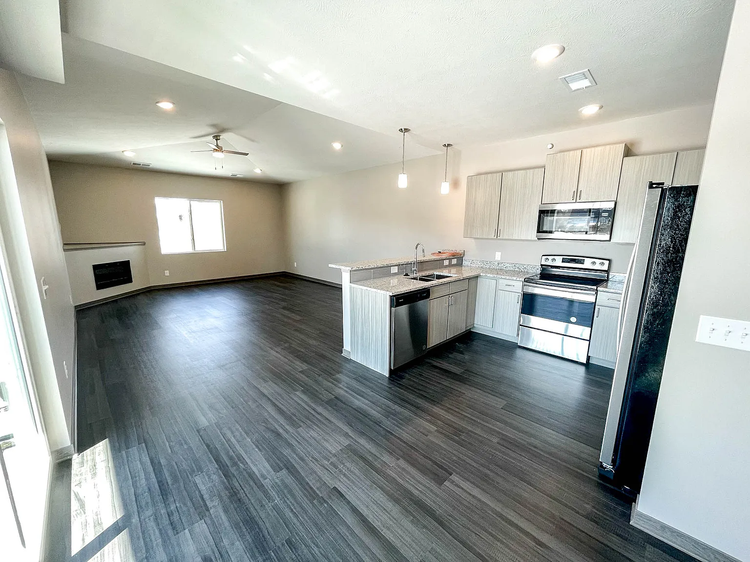 1 bed, 898 sqft, $1,365 — Photo 2