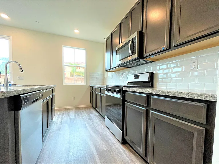 822 Brookdale Dr — Photo 2