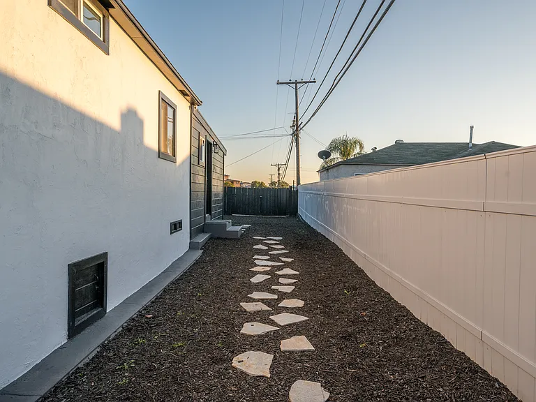 5255 Churchward St — Photo 15