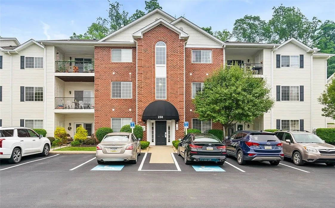 250 Hidden Ridge Ct APT 201 photo 1