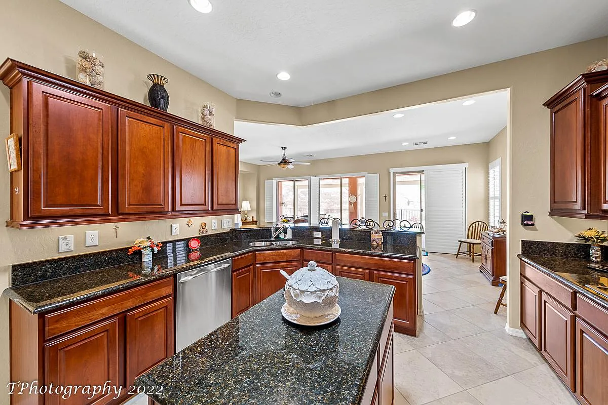 3 bed, 2248 sqft, $2,100 — Photo 2