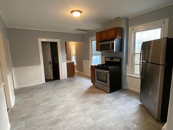 3rd image of 176 Wolcott St #2