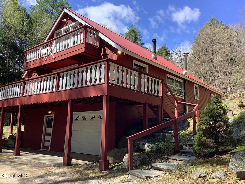 3rd image of 527 Potter Brook Road