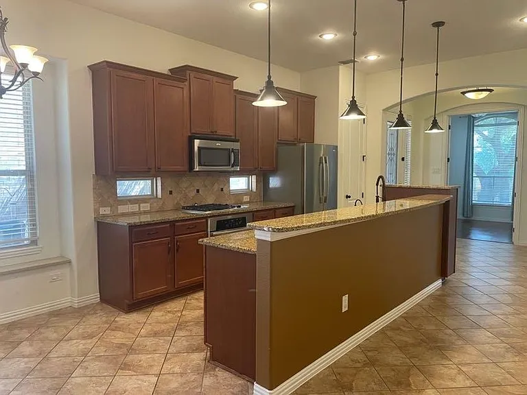 2444 Sunderland Ln — Photo 3