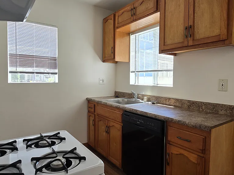 1195 W 30th St #1/4 — Photo 7