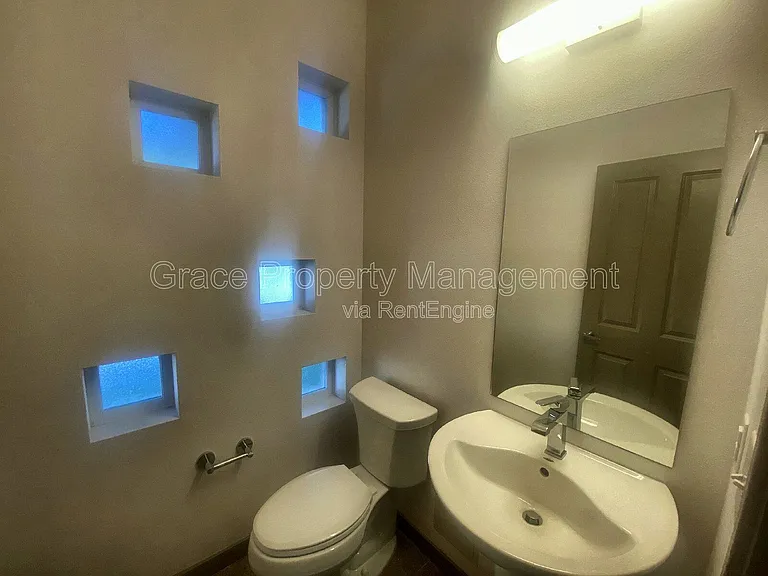 2200 Tremont Pl #6 — Photo 4